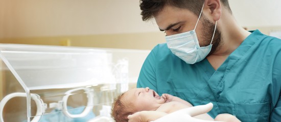 Un congé de paternité plus long en cas d’hospitalisation de l’enfant